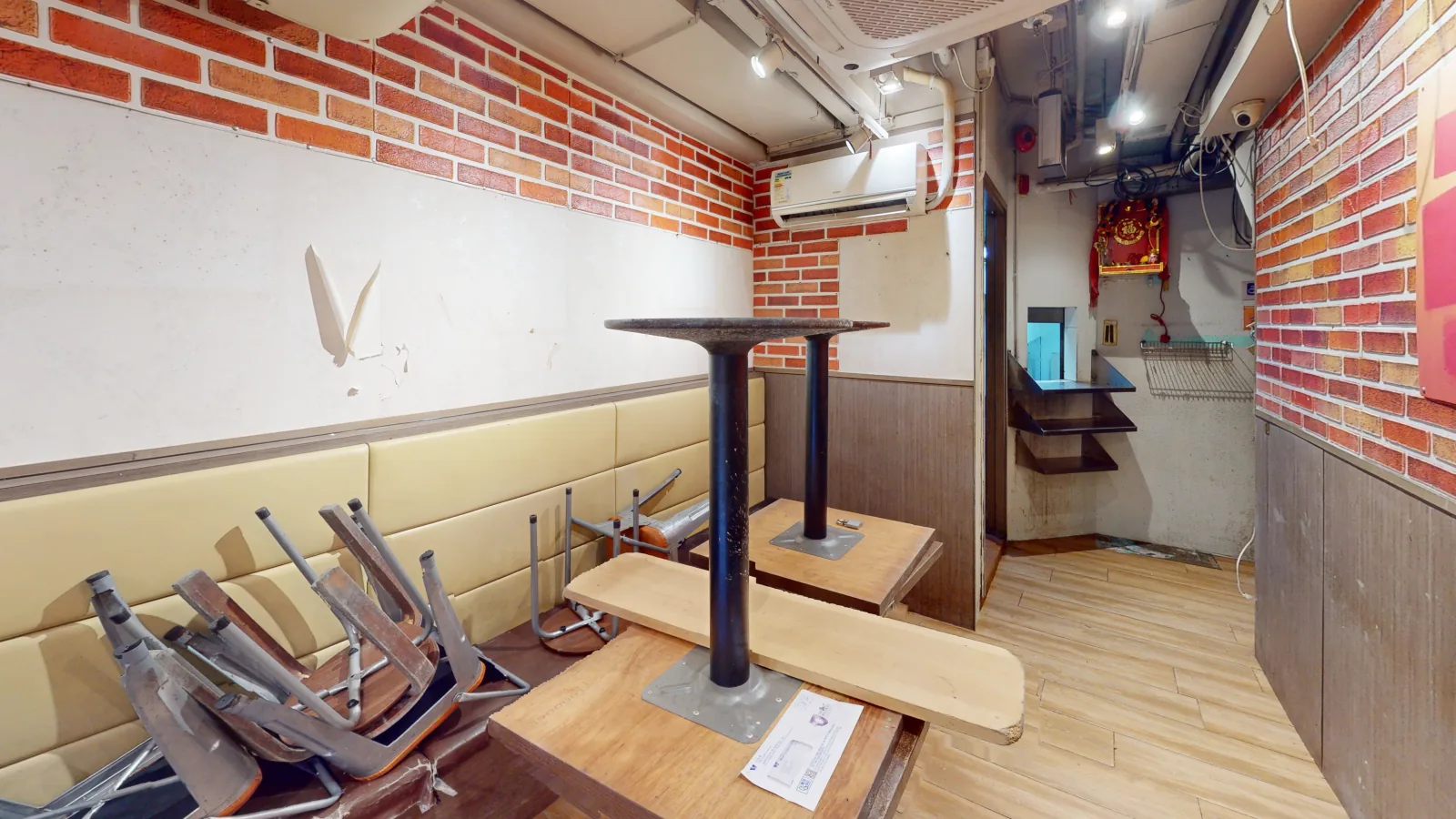 Shop at Willy Commercial Building, Central — dining room with banquette